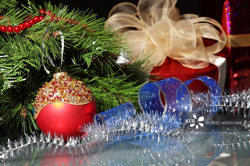 圣诞树的精美圣诞装饰品图片素材