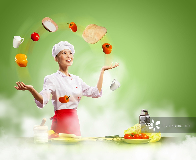 彩色背景下的亚洲女厨师杂耍图片素材