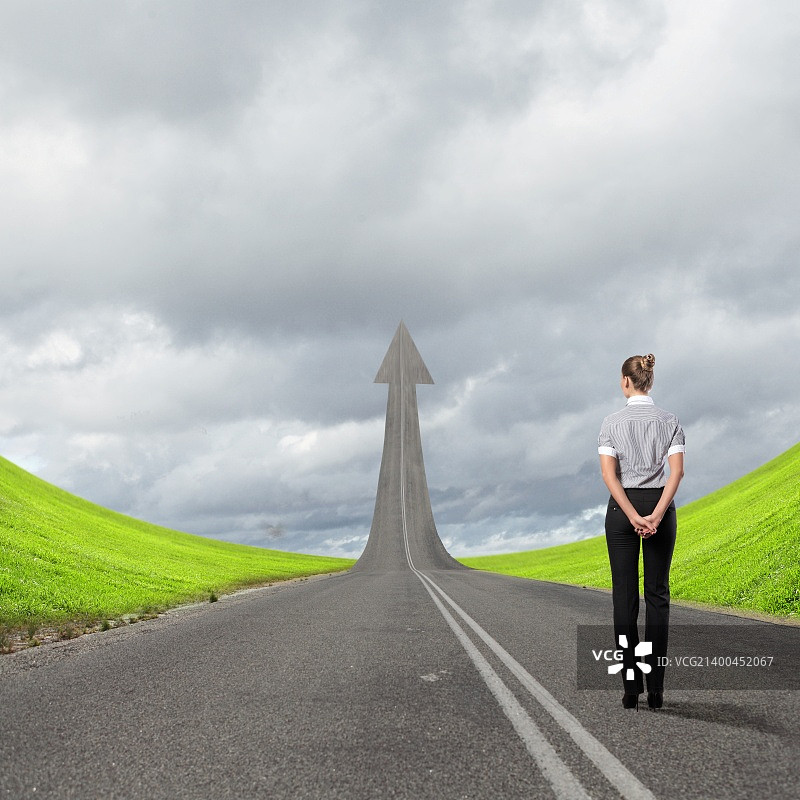 通往成功之路的概念：女商人站在路上图片素材