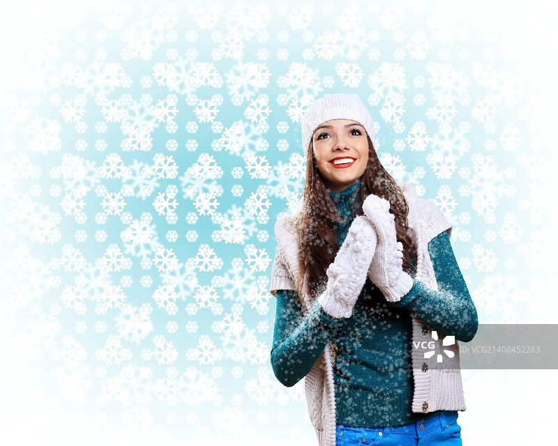 披着长发，身穿温暖套头衫的年轻漂亮女人图片素材