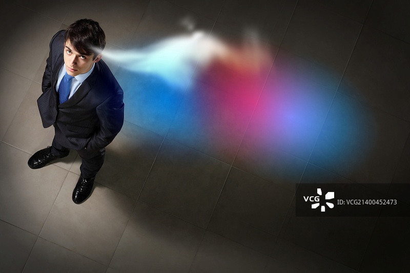 年轻商人正在做决定的俯视图图片素材