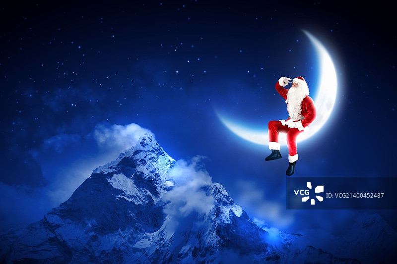圣诞老人坐在冬季森林上空闪亮的月亮上图片素材