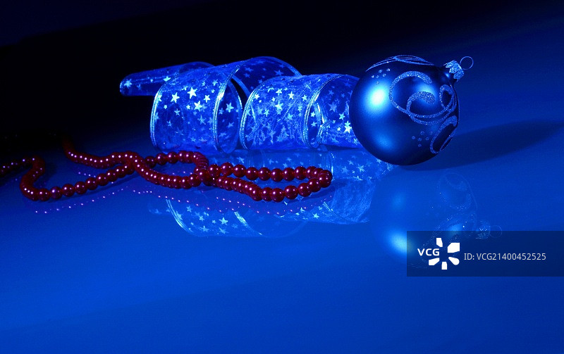 圣诞树的精美圣诞装饰品图片素材