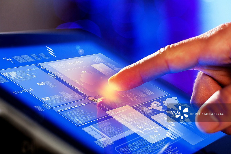 手指触摸平板电脑蓝色屏幕特写图片素材