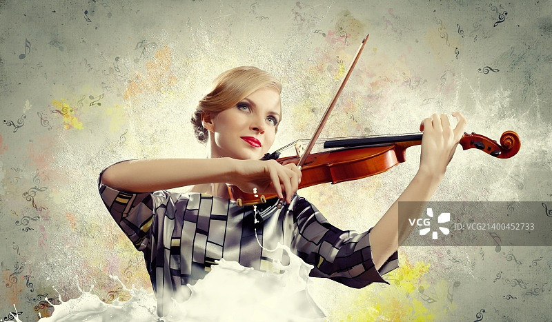 美丽小提琴手与水花背景图片素材