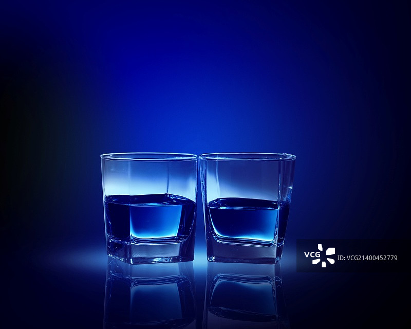 两杯蓝色液体图片素材