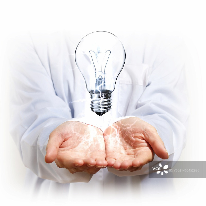 手持灯和商务人士的手图片素材