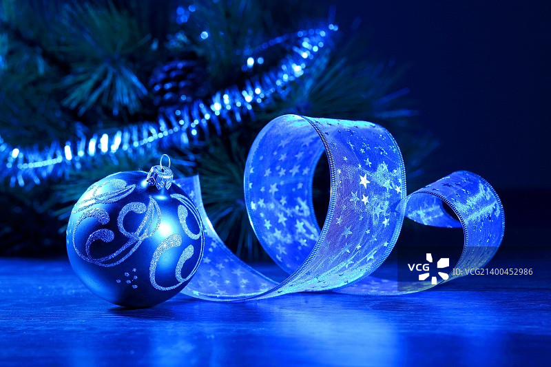 圣诞树的精美圣诞装饰品图片素材