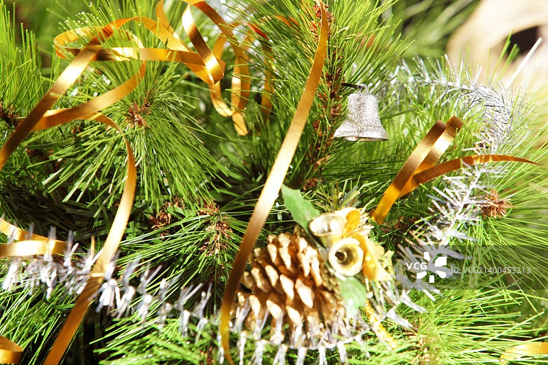 圣诞树的精美圣诞装饰品图片素材