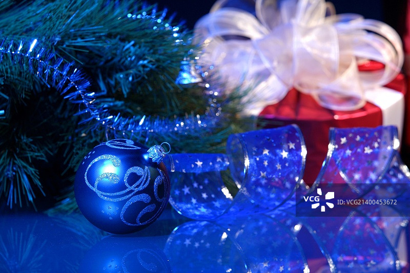 圣诞树的精美圣诞装饰品图片素材