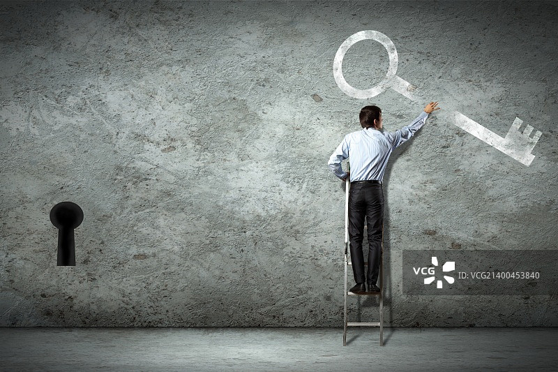 商务人士站在梯子上拿着钥匙图片素材