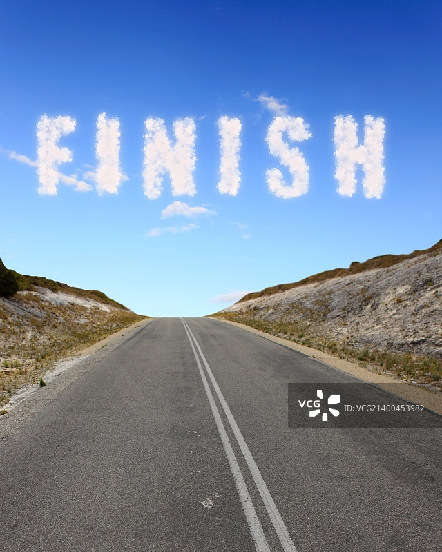 带有白色箭头和终点标志的道路图片素材