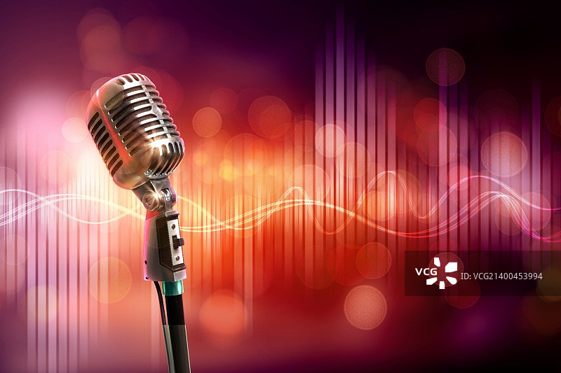 彩色灯光背景下的单个复古麦克风图片素材