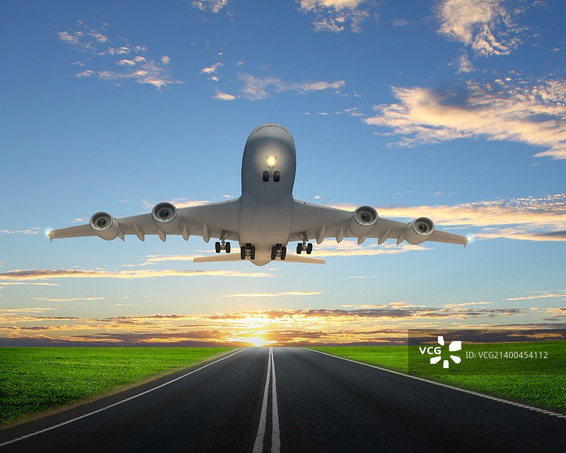 在空中飞行的大型客机图片素材