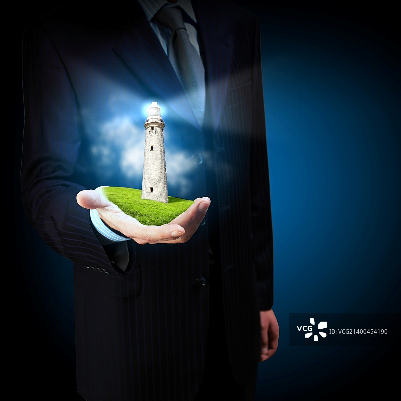 商人和黑暗中闪耀的灯塔图片素材