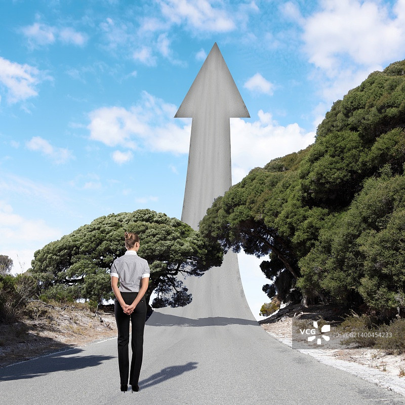 通往成功之路的概念：女商人站在路上图片素材