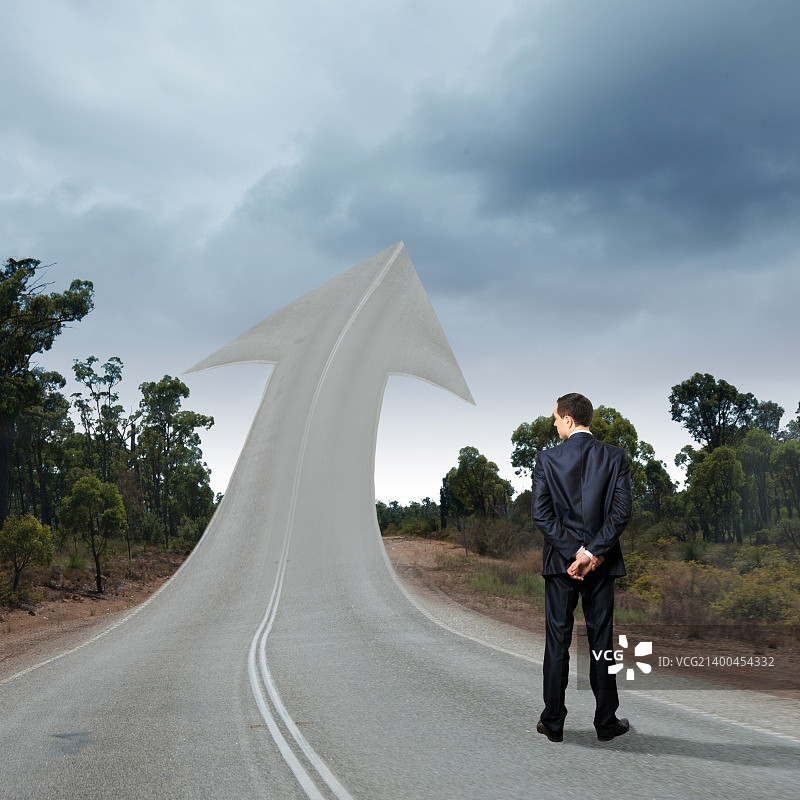 通往成功的道路概念：商人站在路上图片素材