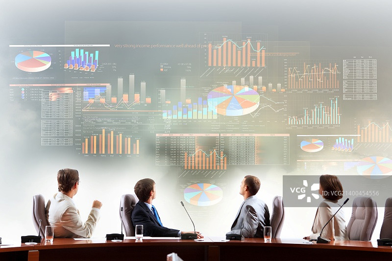 商务人士在演示会上观看虚拟项目图片素材