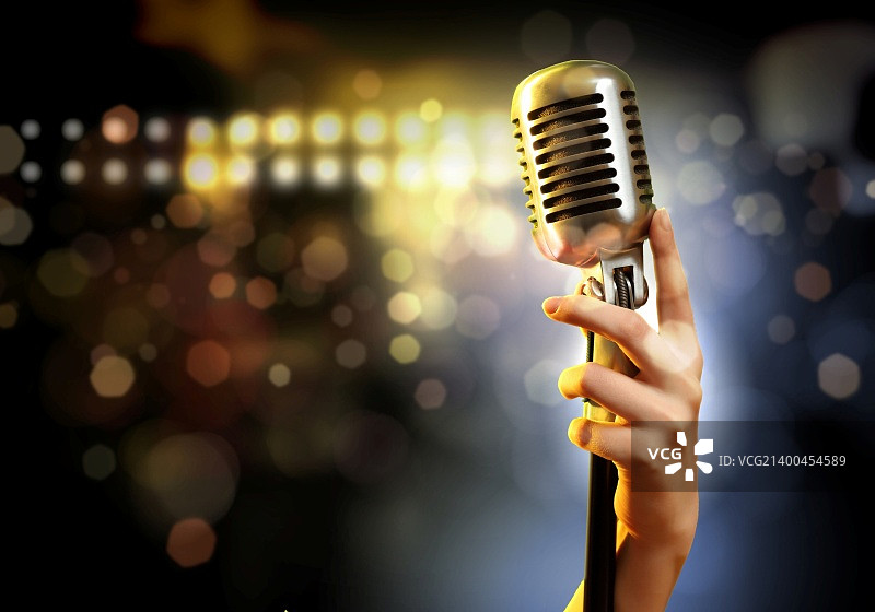 女人手持复古麦克风，背景为彩色图片素材