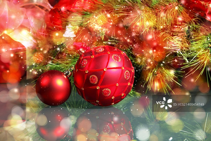 新年拼贴：明亮背景上的装饰品和彩带图片素材