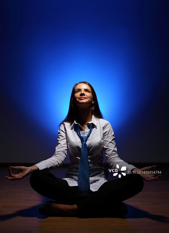 年轻女商人以莲花坐姿冥想图片素材