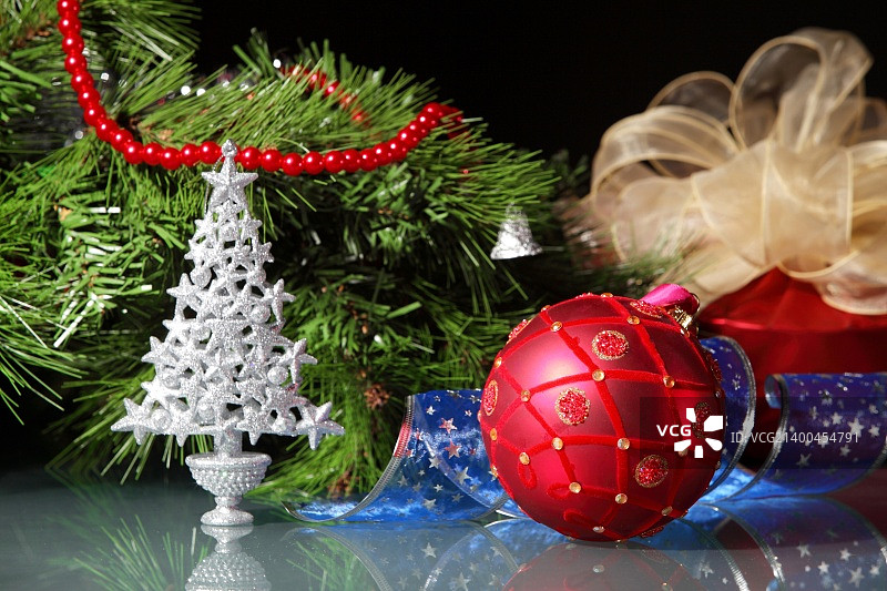 圣诞树的精美圣诞装饰品图片素材