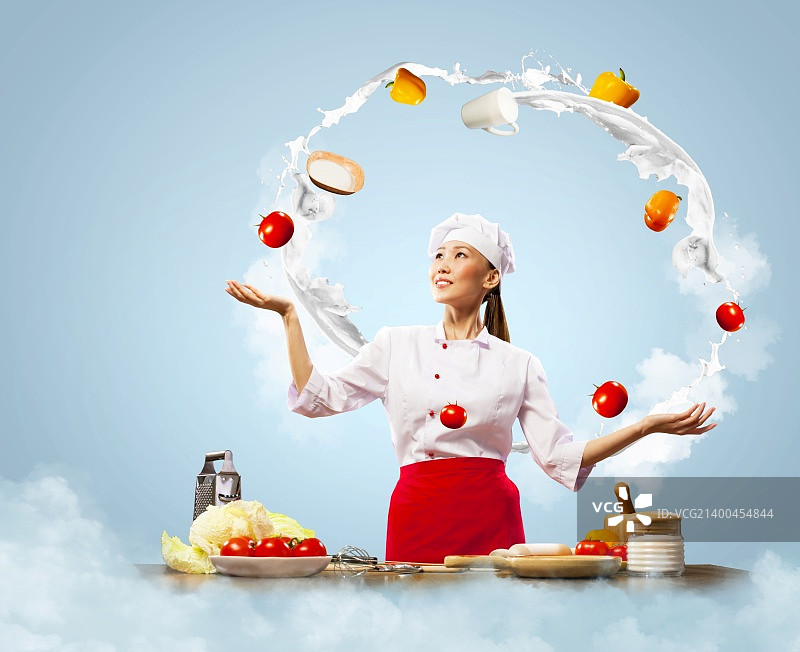 彩色背景下的亚洲女厨师杂耍图片素材