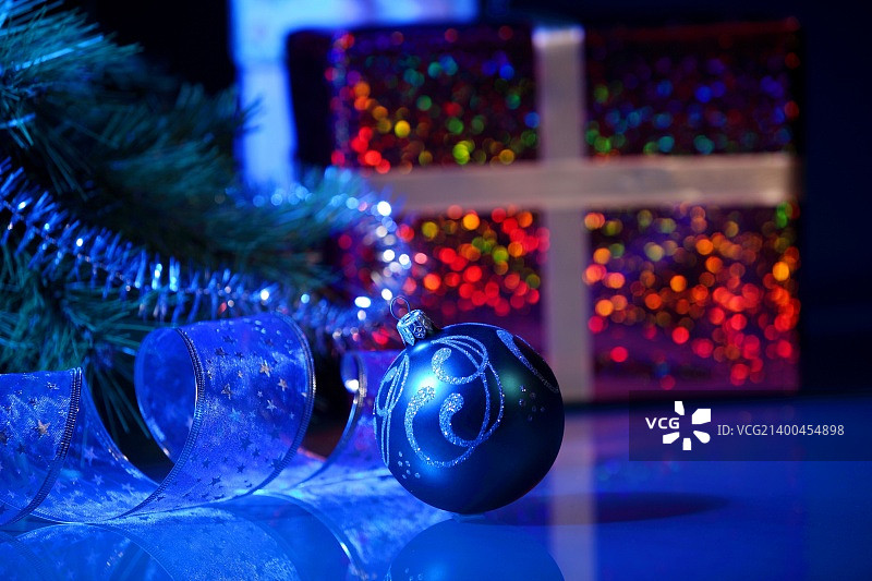 圣诞树的精美圣诞装饰品图片素材