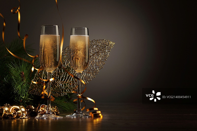 两只香槟杯准备迎接新的一年图片素材