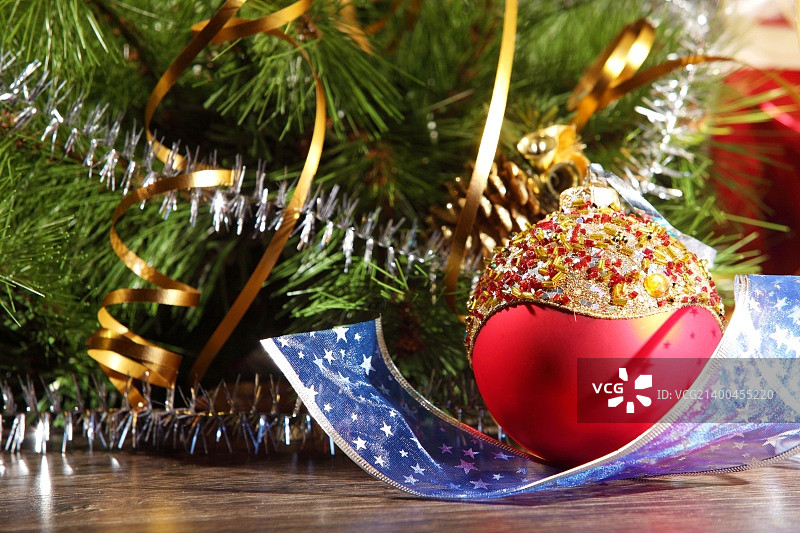 圣诞树的精美圣诞装饰品图片素材