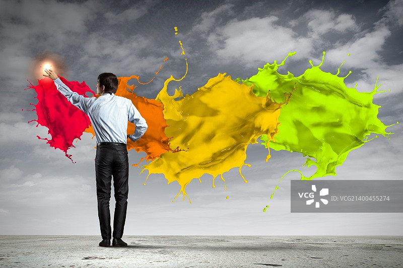 年轻人用手指涂抹油漆图片素材