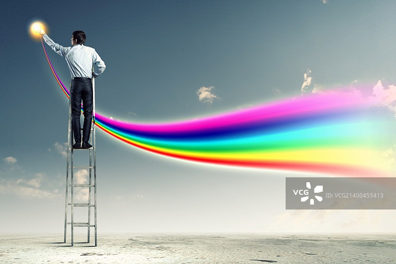 年轻人用手指涂抹油漆图片素材