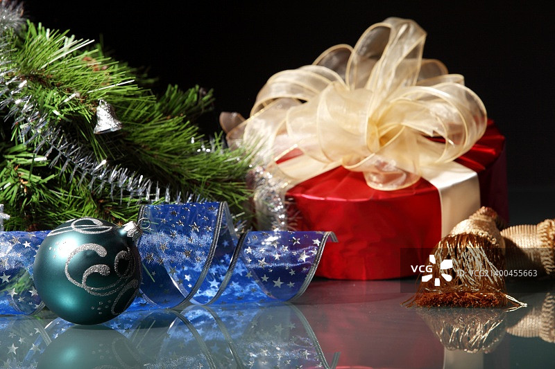 圣诞树的精美圣诞装饰品图片素材