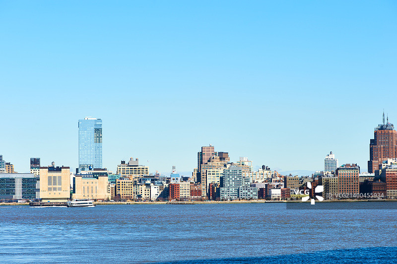从新泽西州眺望哈德逊河上的纽约曼哈顿天际线图片素材