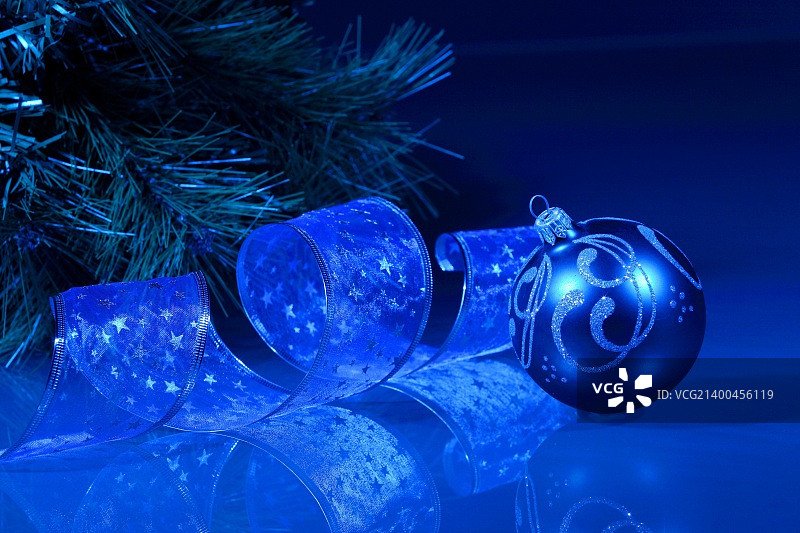 圣诞树的精美圣诞装饰品图片素材