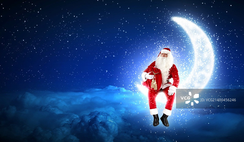 圣诞老人坐在冬季森林上空闪亮的月亮上图片素材