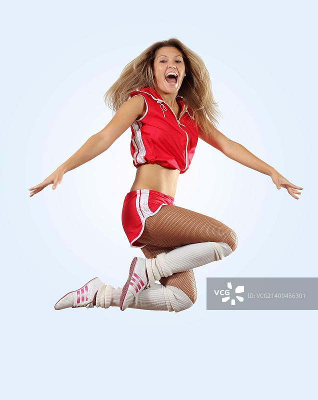 身穿制服的啦啦队员高高跳起（白色背景）图片素材