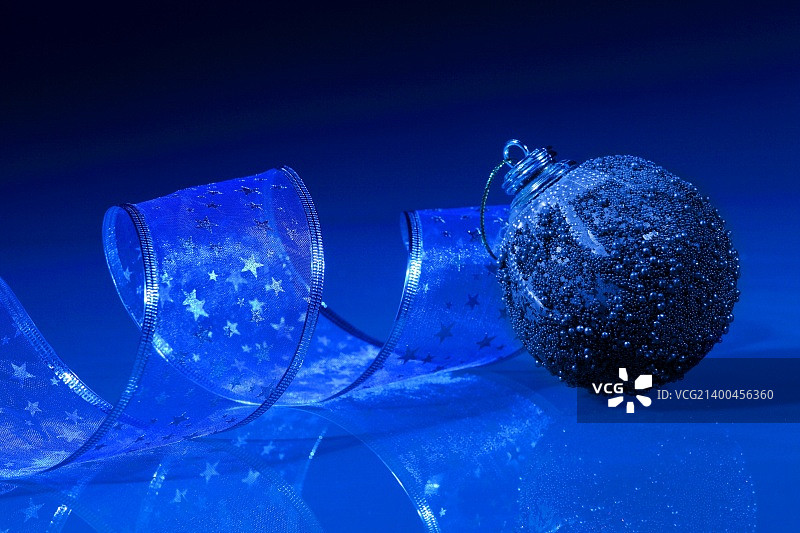 圣诞树的精美圣诞装饰品图片素材