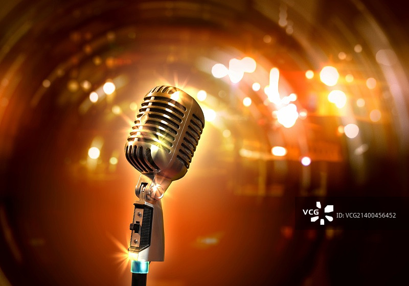 彩色灯光背景下的单个复古麦克风图片素材