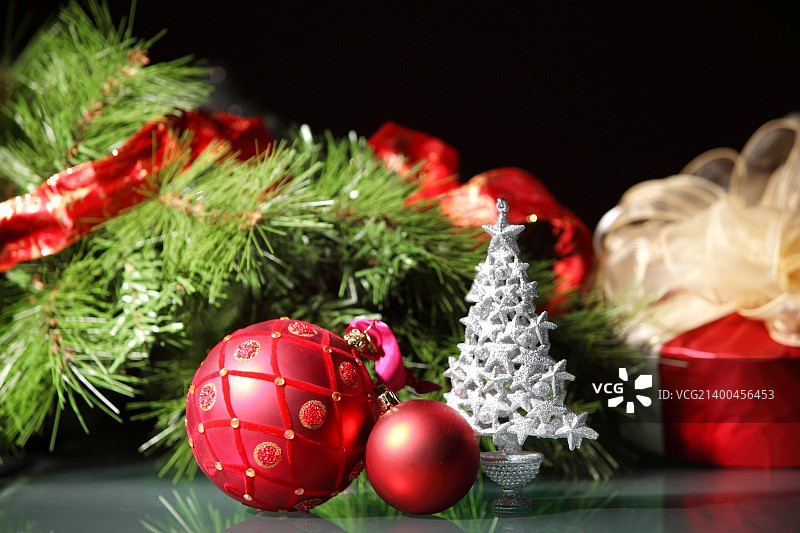 圣诞树的精美圣诞装饰品图片素材