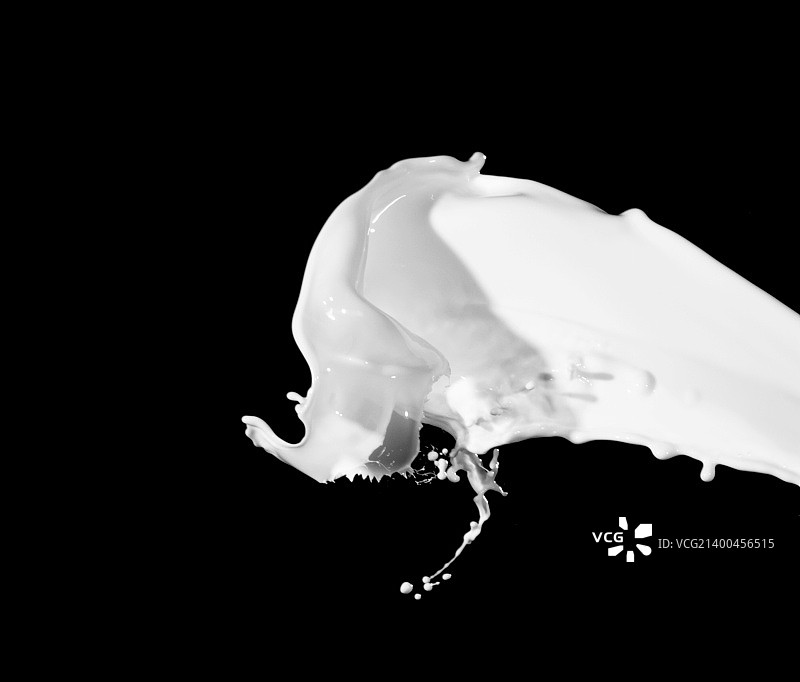白色牛奶飞溅，黑色背景图片素材