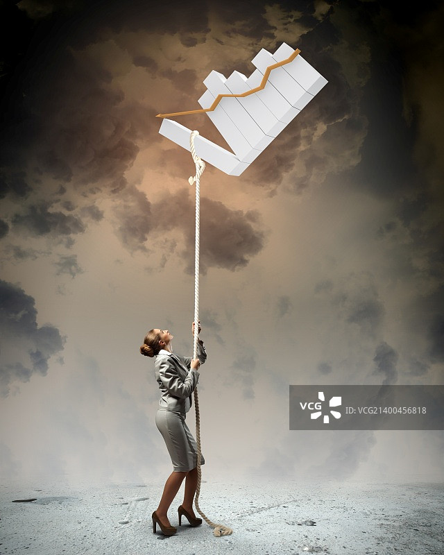 女商人攀爬绳索，奋力向上图片素材