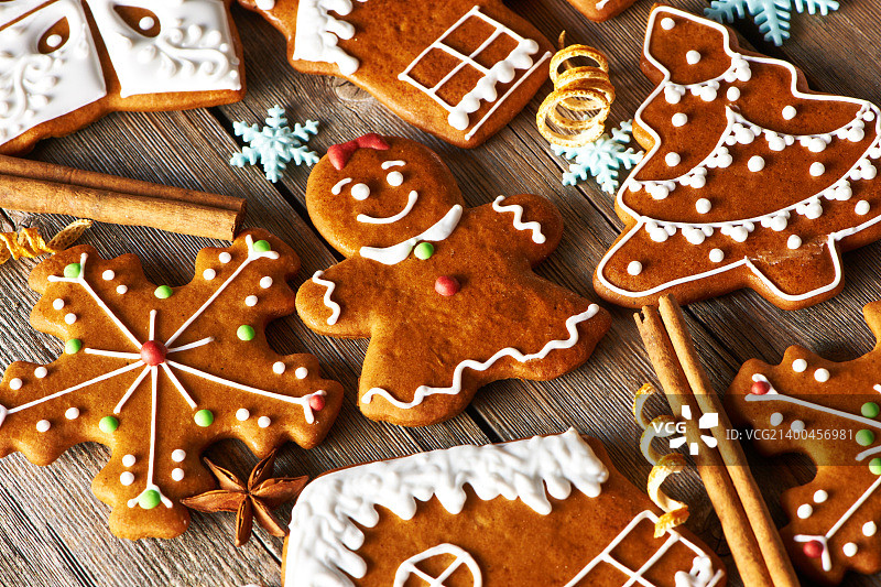 圣诞节自制的姜饼饼干放在木桌上图片素材