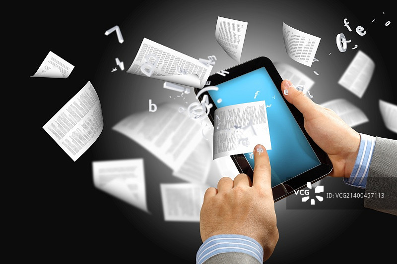电子书概念图书馆，文字页面从电子阅读器飞出图片素材