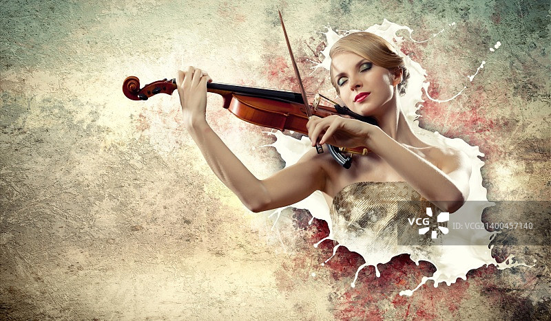 美丽的女性小提琴家在飞溅的背景下闭着眼睛演奏影像图片素材