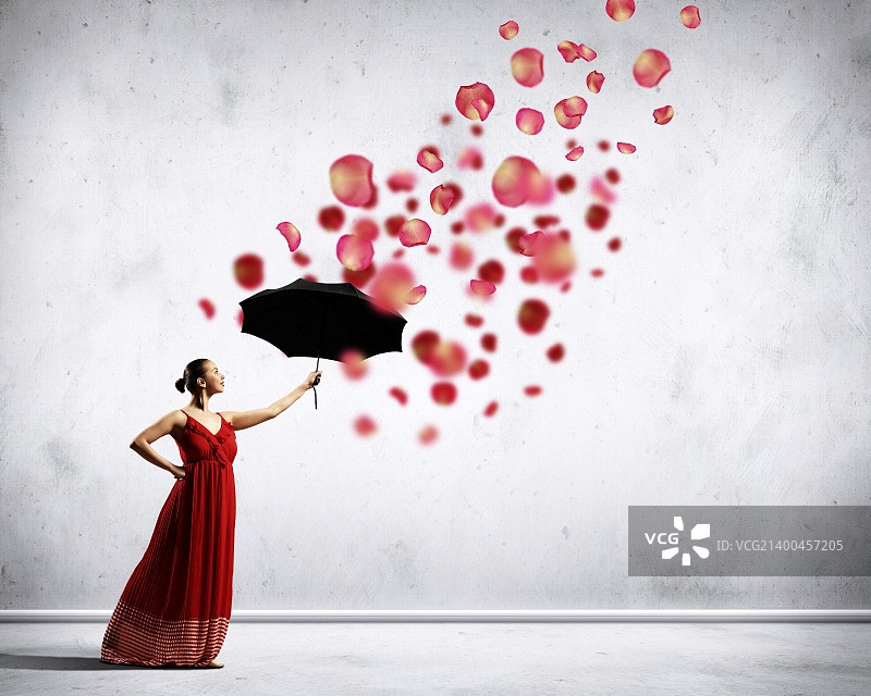 穿着飞行绸缎裙、在油漆下撑伞的芭蕾舞者图片素材