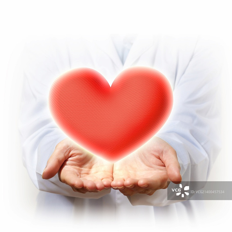一个人手中的大红心图片素材