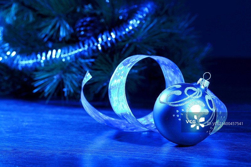 圣诞树的精美圣诞装饰品图片素材