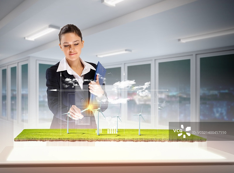 年轻女商人点击高科技图片上的图标图片素材