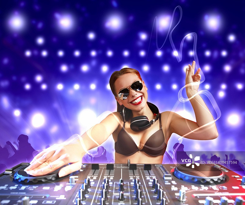 使用调音台设备控制声音和播放音乐的DJ图片素材